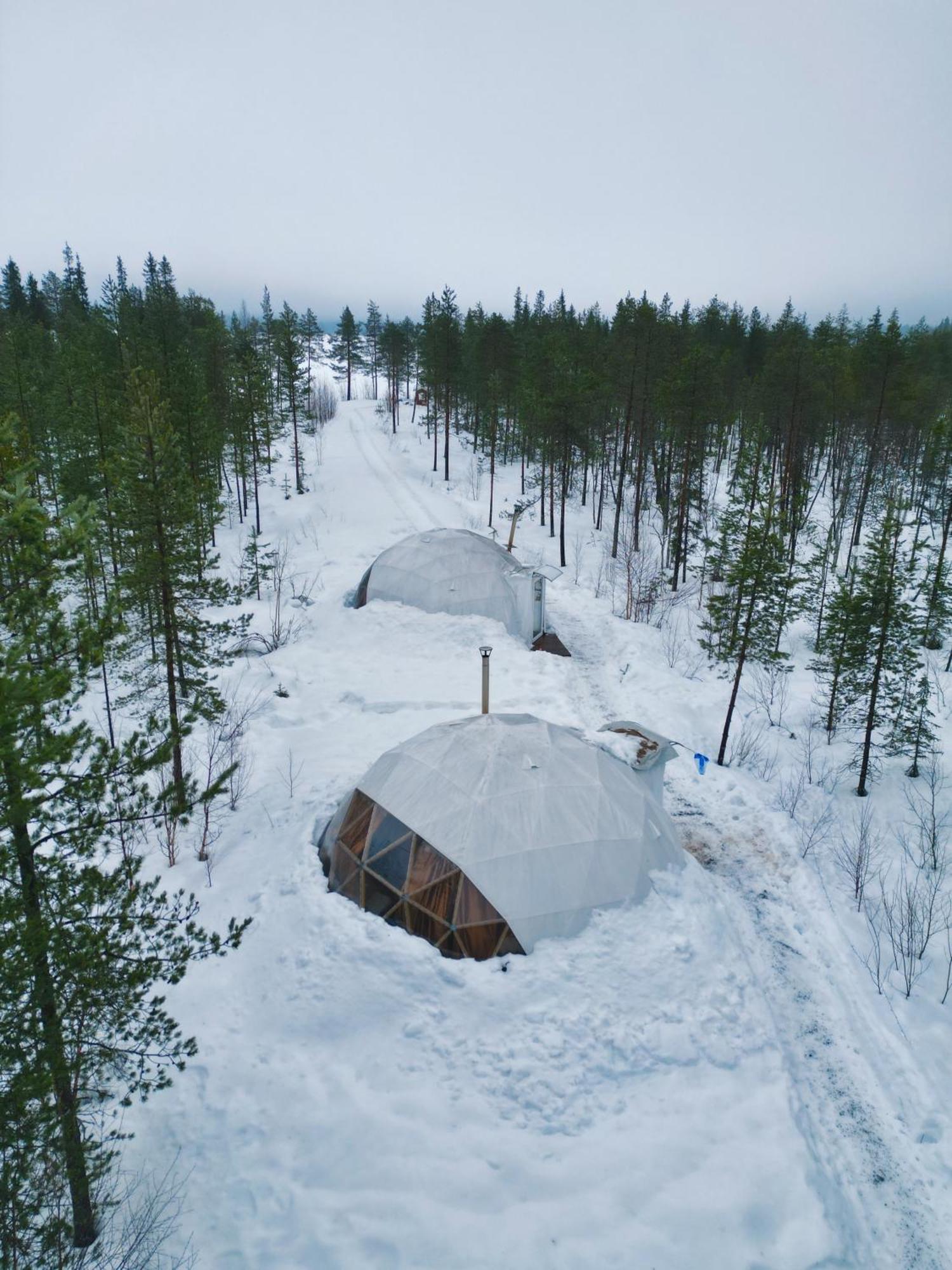 רובניימי Aurora Igloo Fireplace-Heated Tents In A Secret Forest With Private Jacuzzi And Shared Sauna Bathroom And Dog Friendly מראה חיצוני תמונה