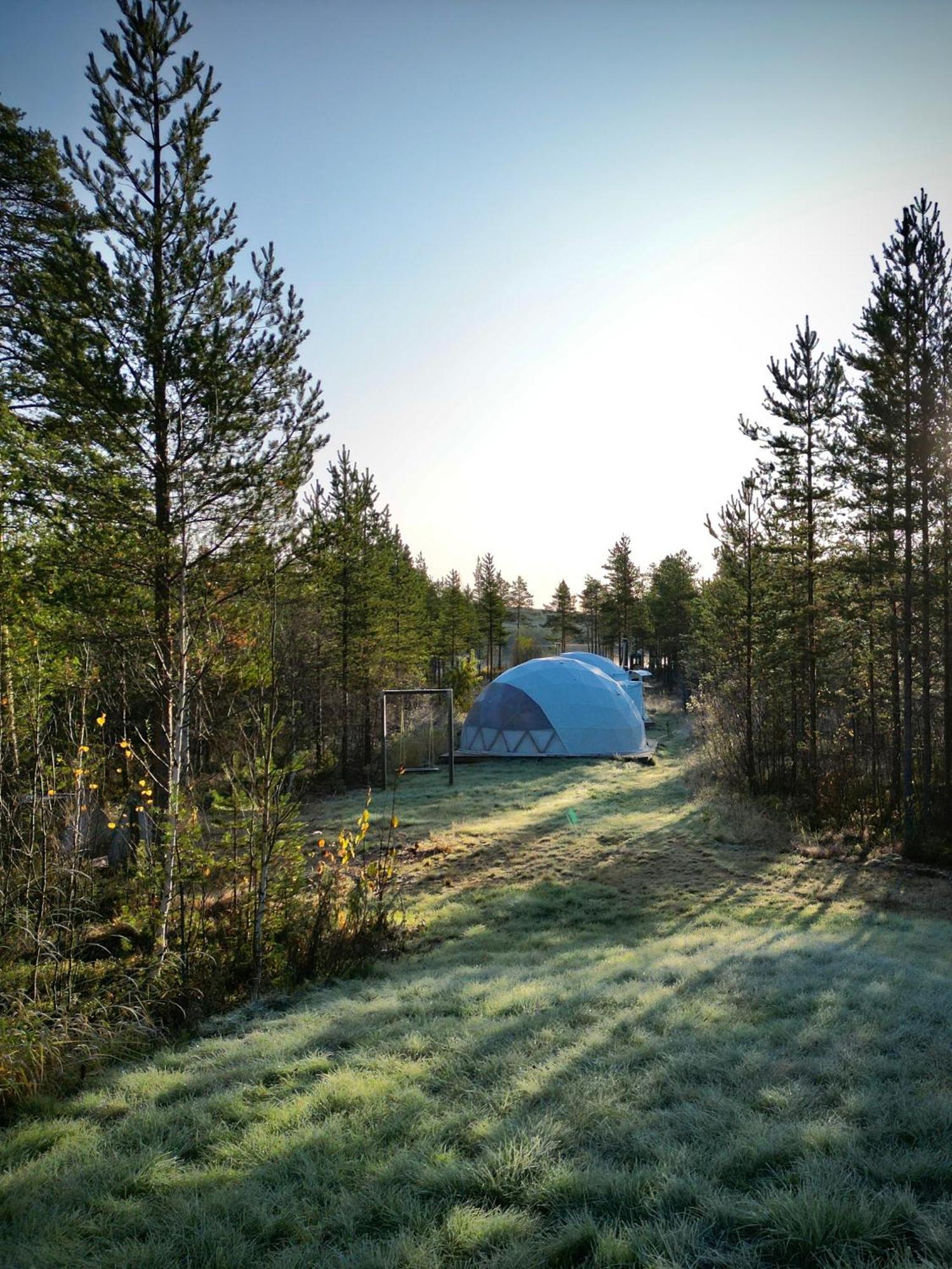 רובניימי Aurora Igloo Fireplace-Heated Tents In A Secret Forest With Private Jacuzzi And Shared Sauna Bathroom And Dog Friendly מראה חיצוני תמונה