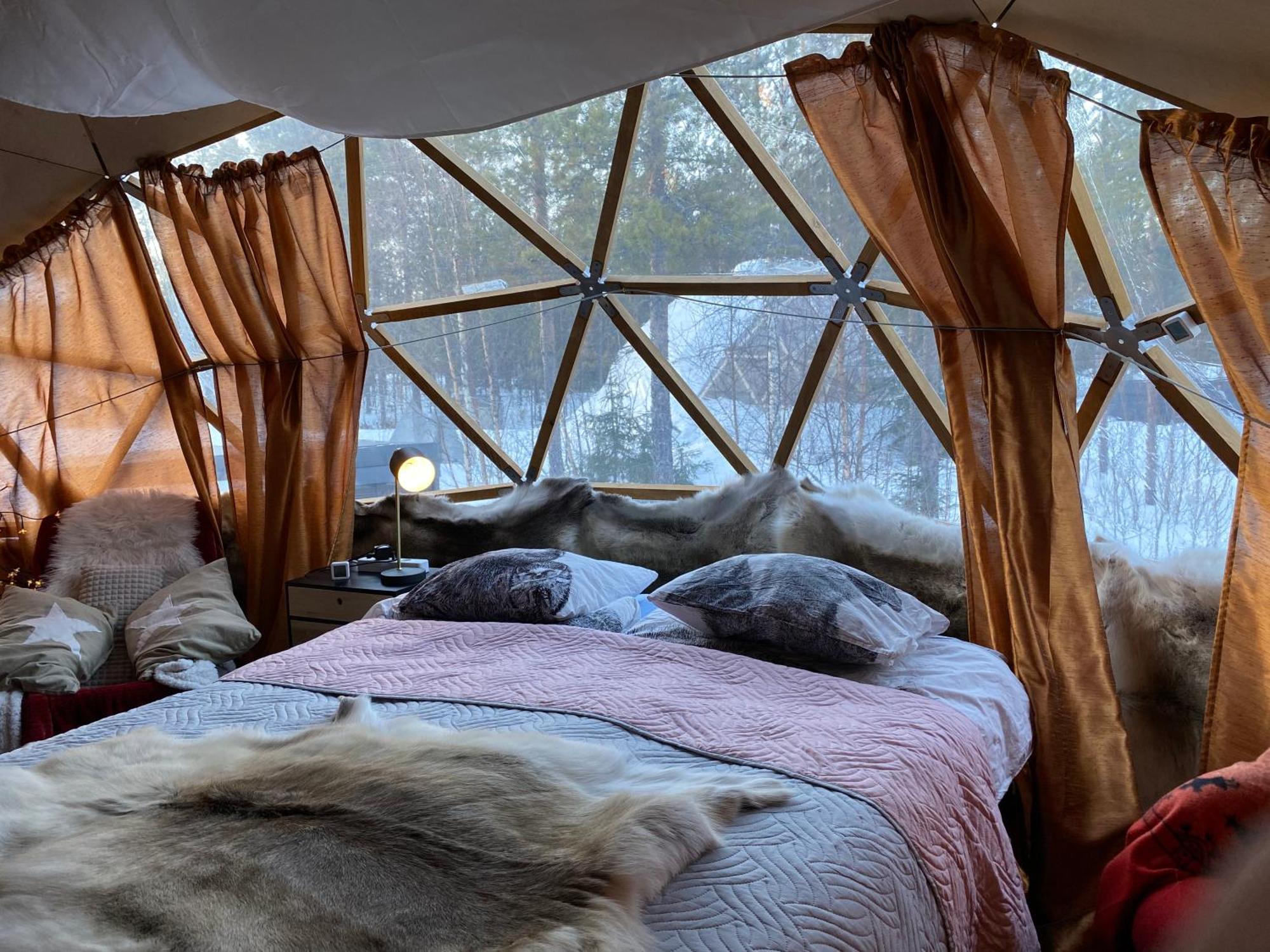 רובניימי Aurora Igloo Fireplace-Heated Tents In A Secret Forest With Private Jacuzzi And Shared Sauna Bathroom And Dog Friendly מראה חיצוני תמונה