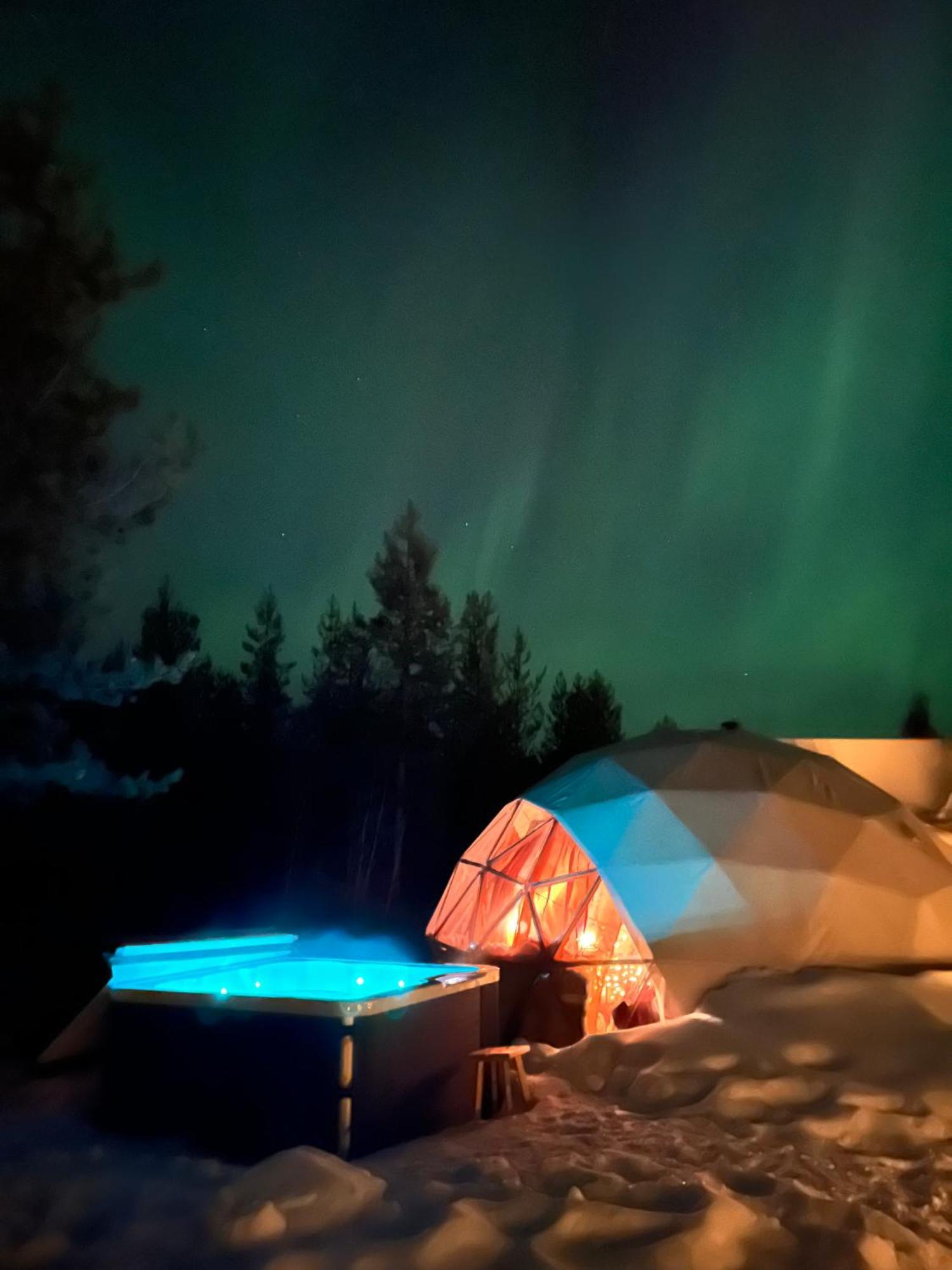 רובניימי Aurora Igloo Fireplace-Heated Tents In A Secret Forest With Private Jacuzzi And Shared Sauna Bathroom And Dog Friendly מראה חיצוני תמונה