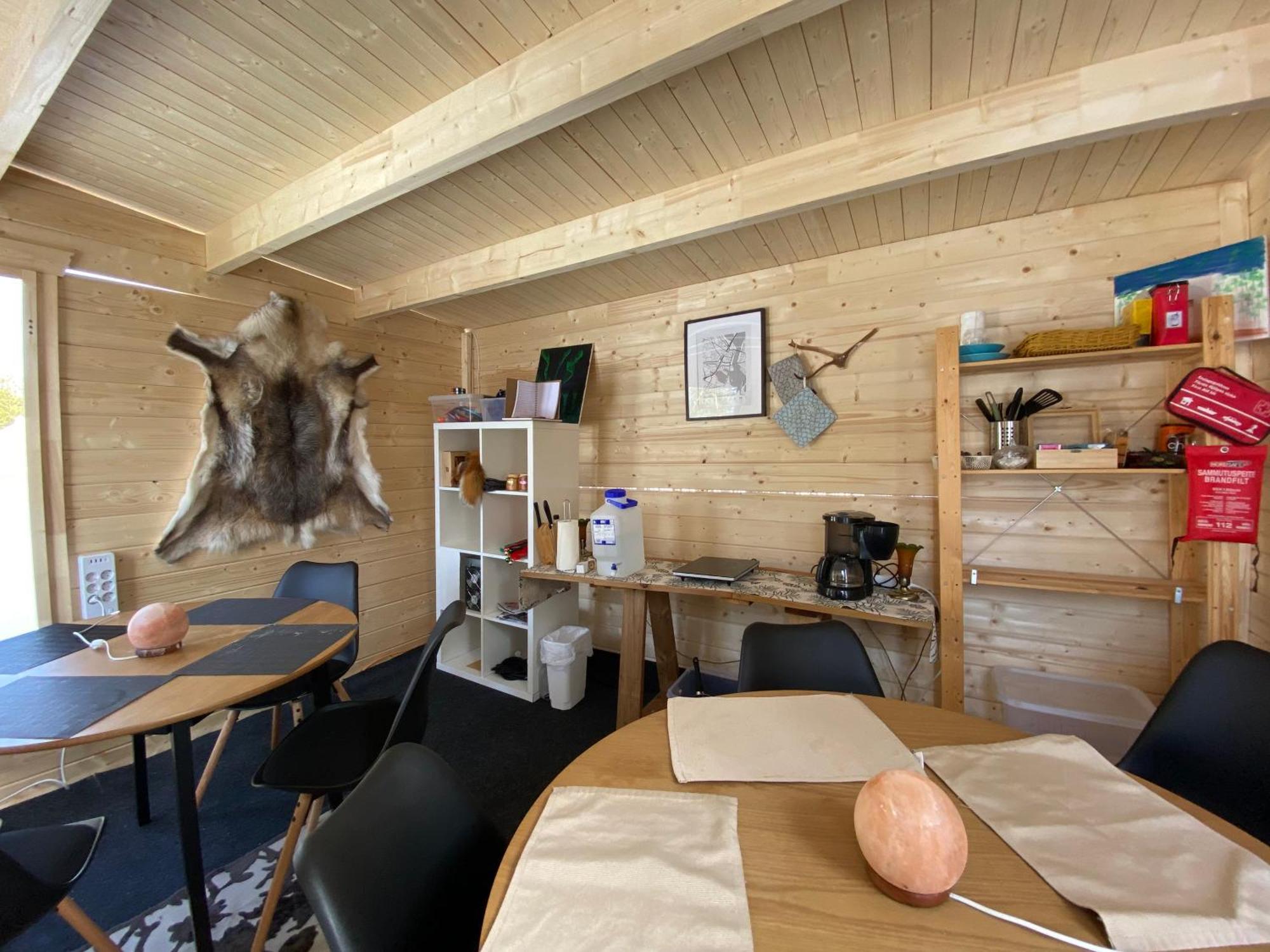 רובניימי Aurora Igloo Fireplace-Heated Tents In A Secret Forest With Private Jacuzzi And Shared Sauna Bathroom And Dog Friendly מראה חיצוני תמונה