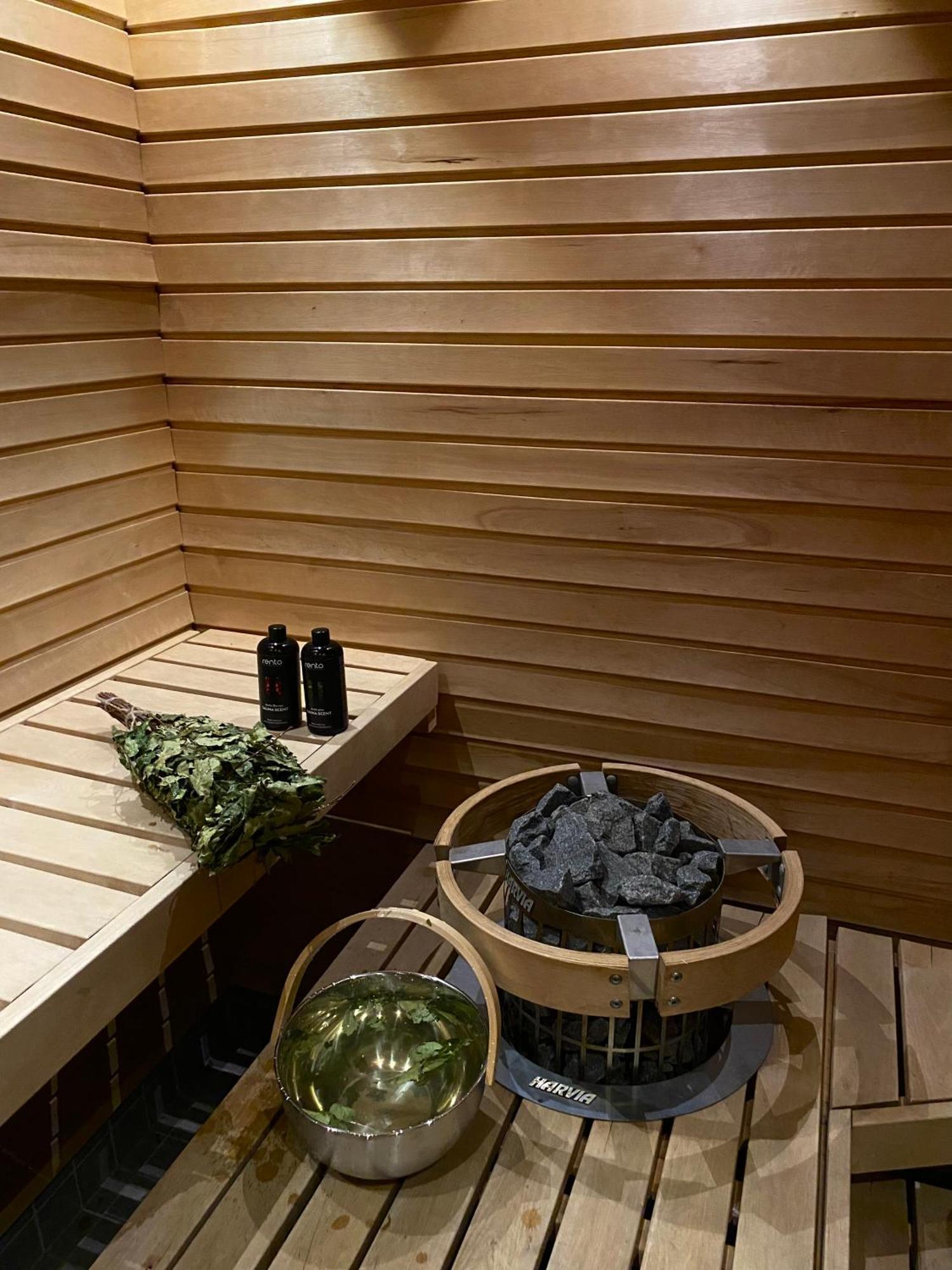 רובניימי Aurora Igloo Fireplace-Heated Tents In A Secret Forest With Private Jacuzzi And Shared Sauna Bathroom And Dog Friendly מראה חיצוני תמונה