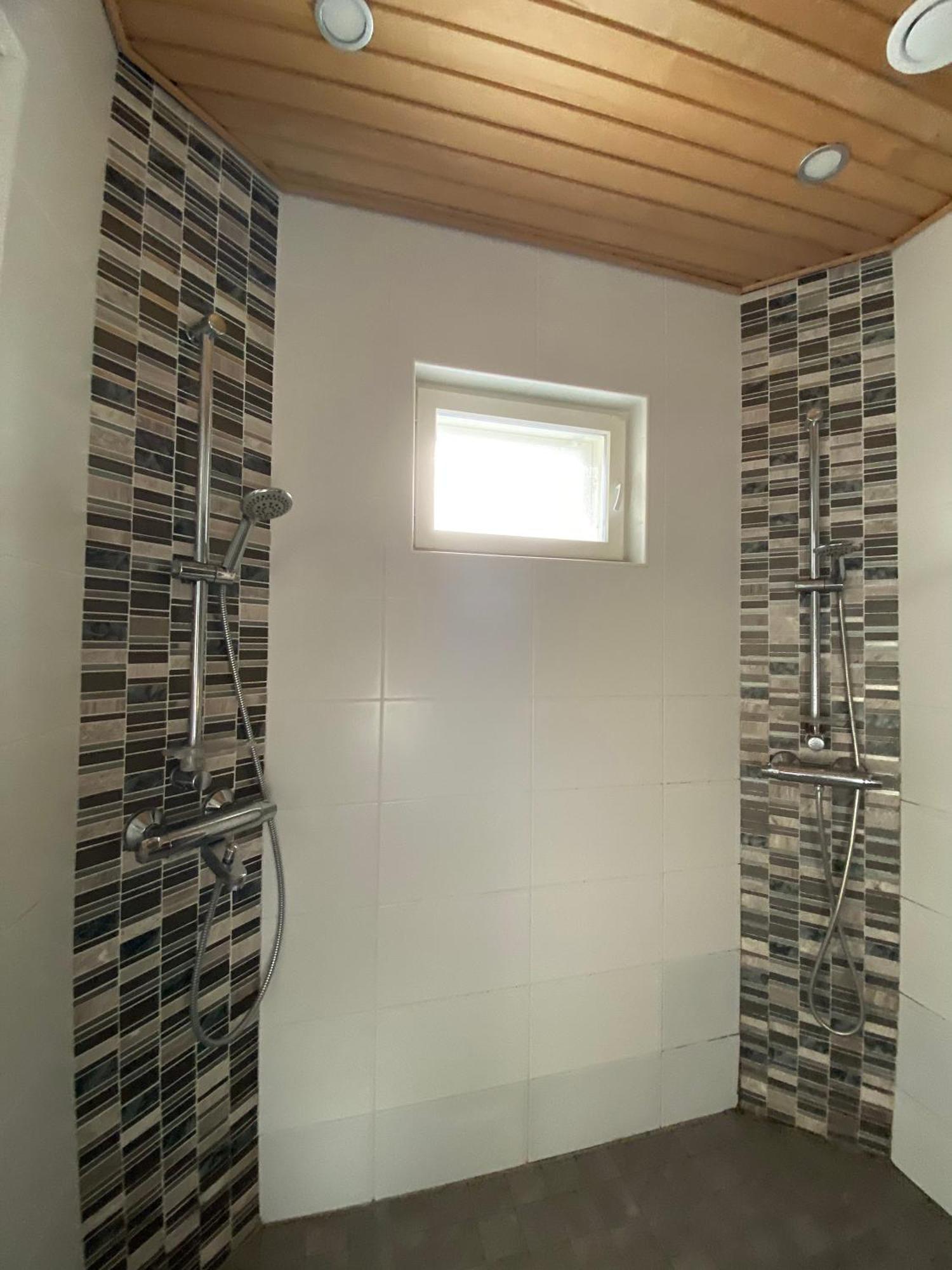 רובניימי Aurora Igloo Fireplace-Heated Tents In A Secret Forest With Private Jacuzzi And Shared Sauna Bathroom And Dog Friendly מראה חיצוני תמונה